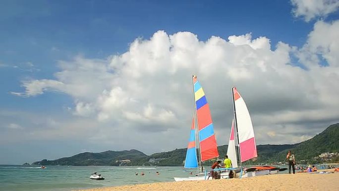 延时美丽的海滩和帆船