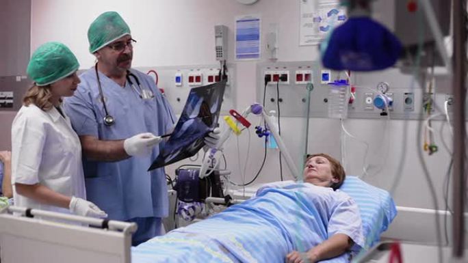 医生和护士正在嘲笑病人的射线照片。