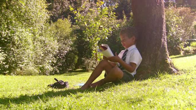 高清: 年轻的男生在外面读书