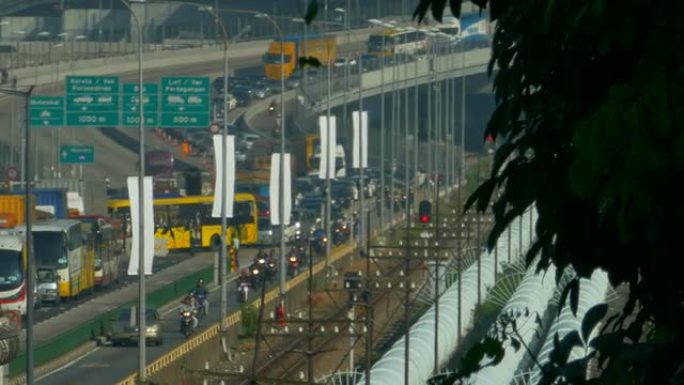 新加坡堤道大桥繁忙交通的全景照片
