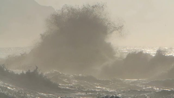 海浪冲击夏威夷北岸