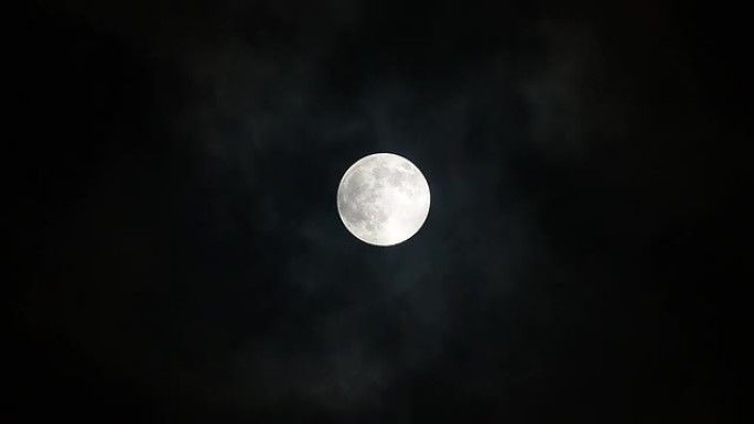 夜晚云层后面的满月