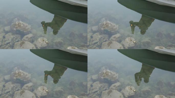 带着灯笼和书的雾中的女人