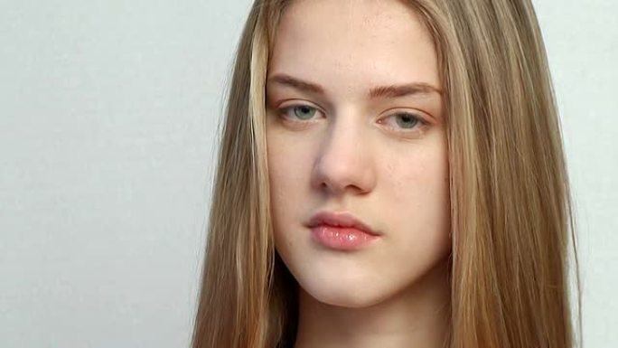 年轻微笑的女人