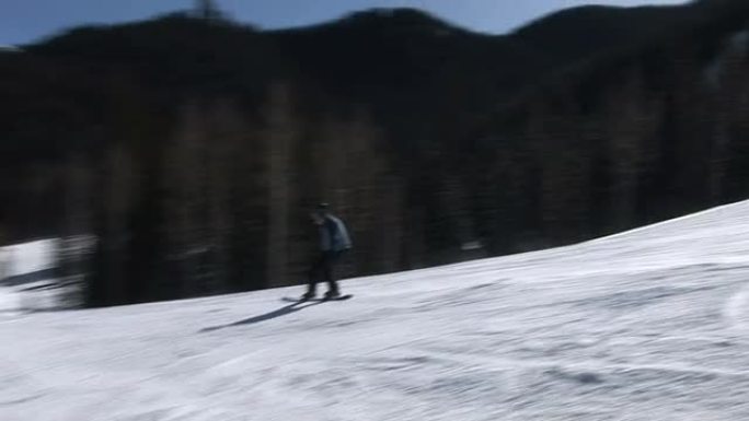 滑雪坡上的雪缘滑雪滑冰雪运动冬天体育