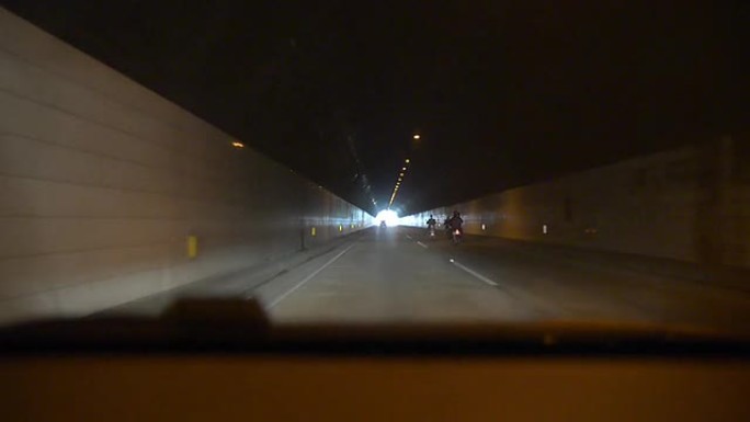 汽车穿过隧道行驶车窗外汽车第一视角