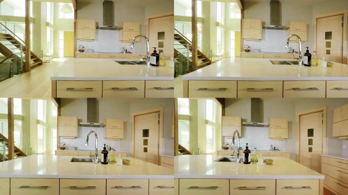 宽敞的现代家庭厨房