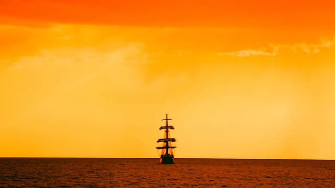 日落时古代帆船的侧影