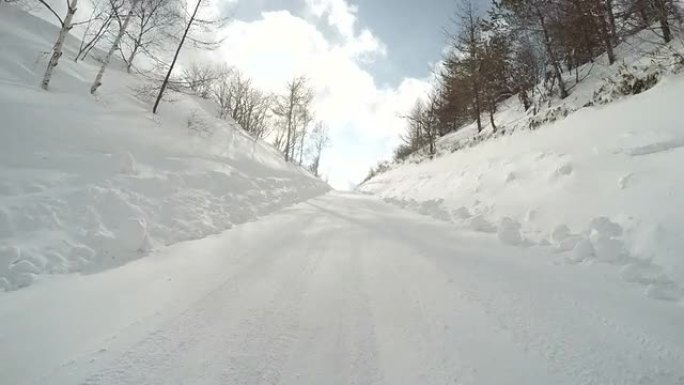 雪地冬季公路行驶雪地冰雪驾驶