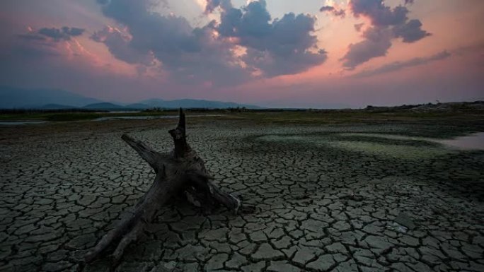 延时: 干旱季节干燥湖附近的地球破裂