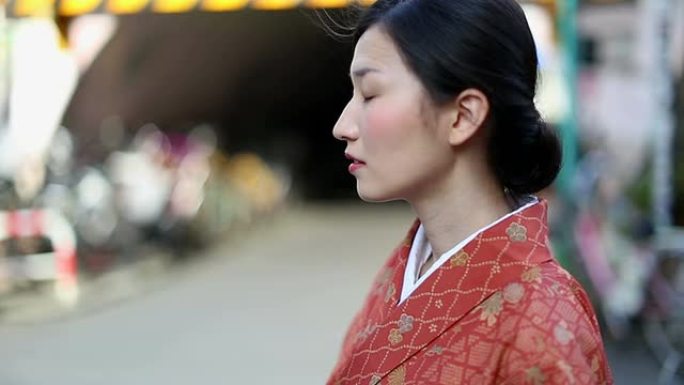 穿着和服的日本女士在涩谷看起来很担心