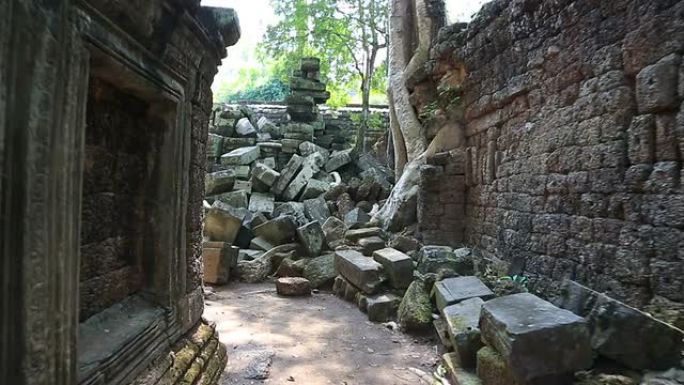 在柬埔寨吴哥窟寺庙里行走的观点