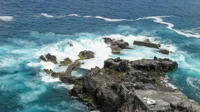 大西洋-亚速尔群岛熔岩形成的天然游泳池