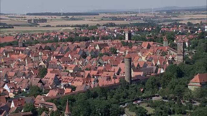 罗滕堡的城墙和塔楼-鸟瞰图-巴伐利亚，中弗兰肯行政区，兰克雷斯·安斯巴赫直升机拍摄，空中视频，cin