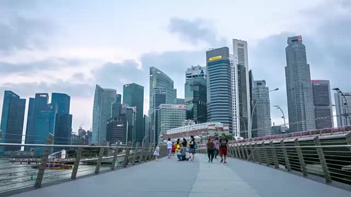 4k延时: 新加坡人行天桥上的人群