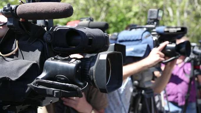 视频记者在工作