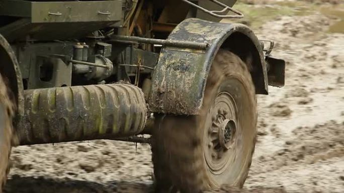 军用车辆在泥泞中行驶