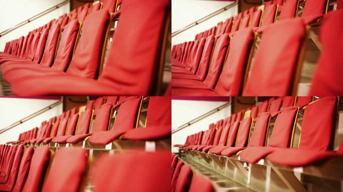 礼堂里一排排红色座位
