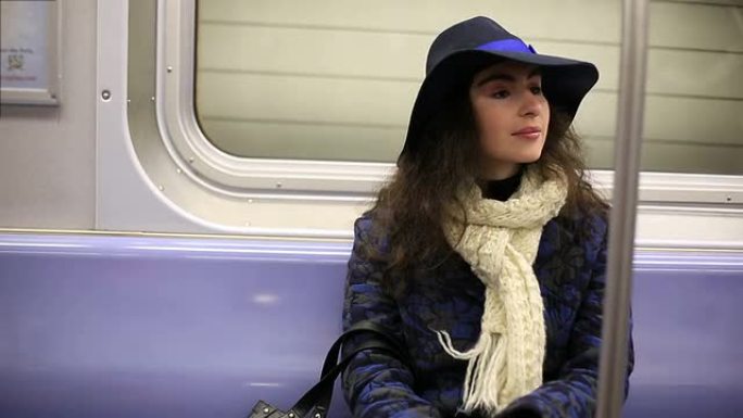 地铁里的女孩地铁里的女孩