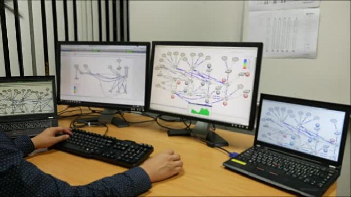 年轻的工程师用显示器操作电脑