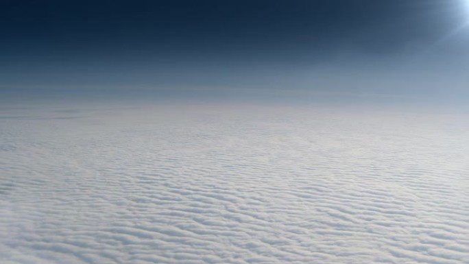 在云端飞翔云海高空机翼机舱窗外
