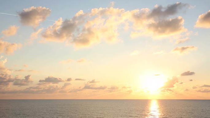 太阳从地中海升起，船景