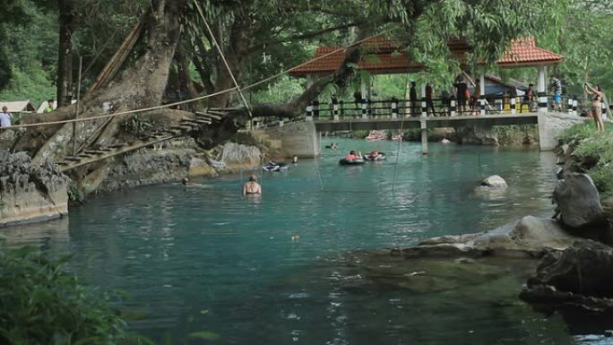 人们在老挝万荣蓝色泻湖玩得很开心