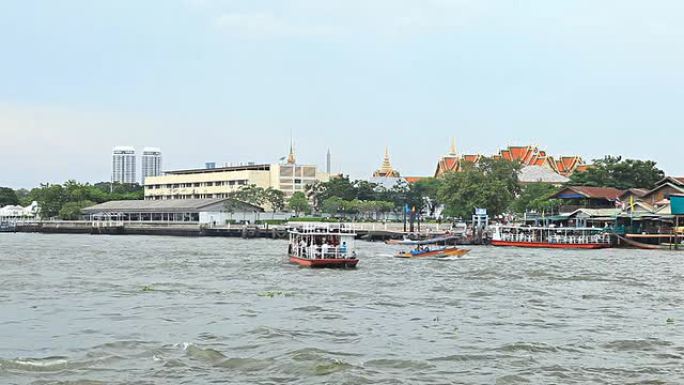 渡船码头和寺庙后面的河流。