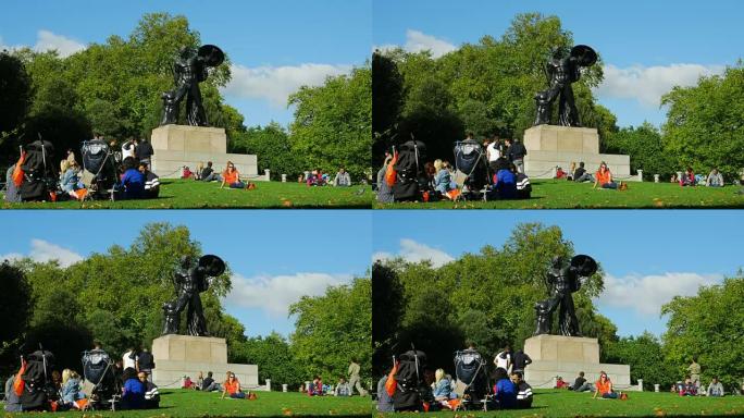 人们在伦敦海德公园 (UHD) 的惠灵顿纪念碑放松