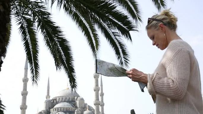 伊斯坦布尔，一名妇女望着蓝色清真寺，看地图