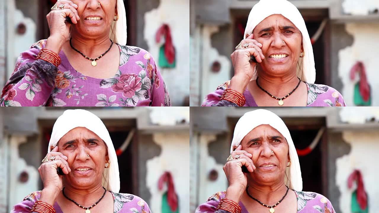 老年女性在手机上聊天