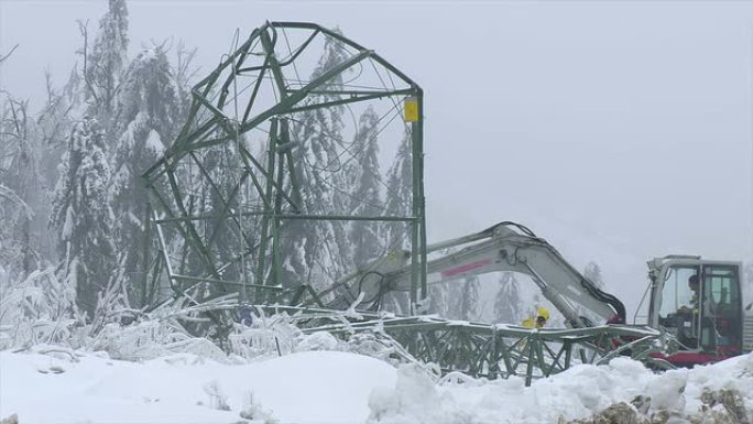 修复倒塌的电塔冰雪灾害电线抢修铁塔倒塌