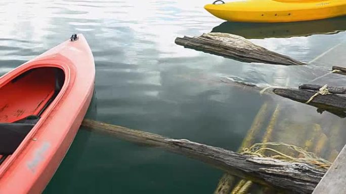 平移: 早上在湖里的皮划艇和木屋