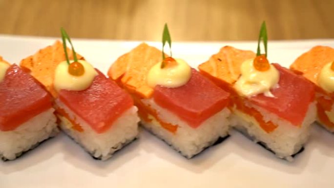 三文鱼和金枪鱼寿司-日本食物