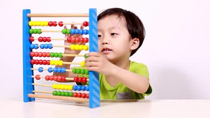 可爱的亚洲孩子做算术