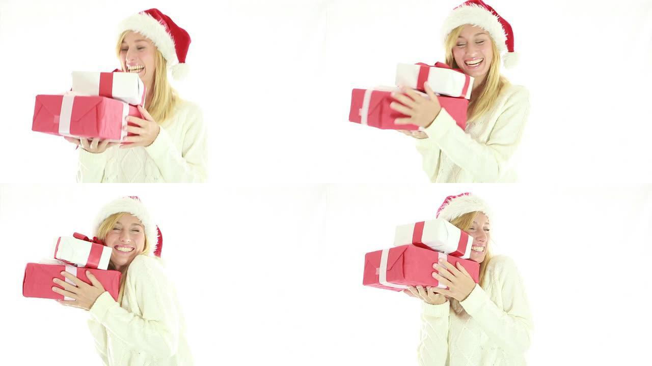 戴着圣诞帽拿着礼物的快乐年轻女人