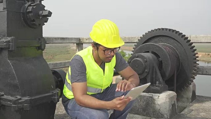 使用数字平板电脑的工人