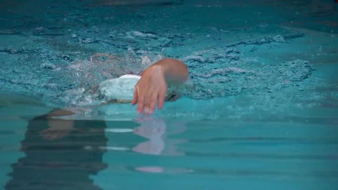 HD Super Slo Mo：青少年在游泳比赛中表演前爬行