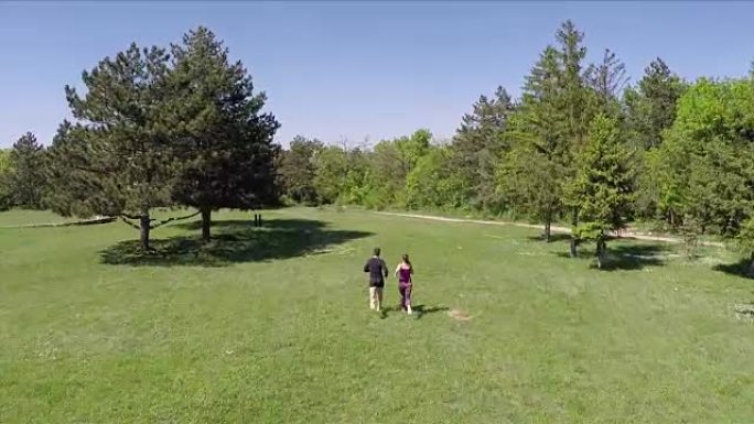 夫妇在公园跑步-跑步后分裂的夫妇