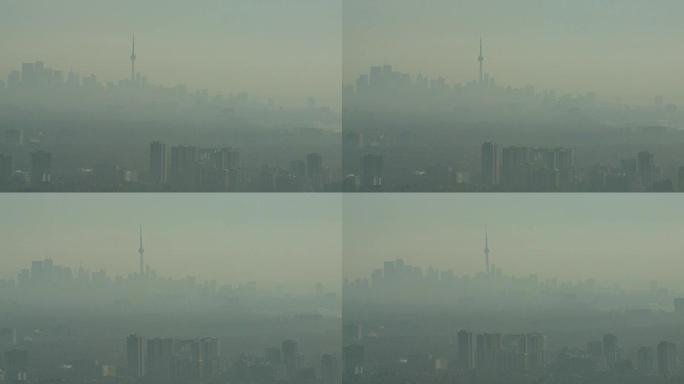 深秋清晨，多伦多天际线的近距离拍摄。朦胧，烟雾弥漫