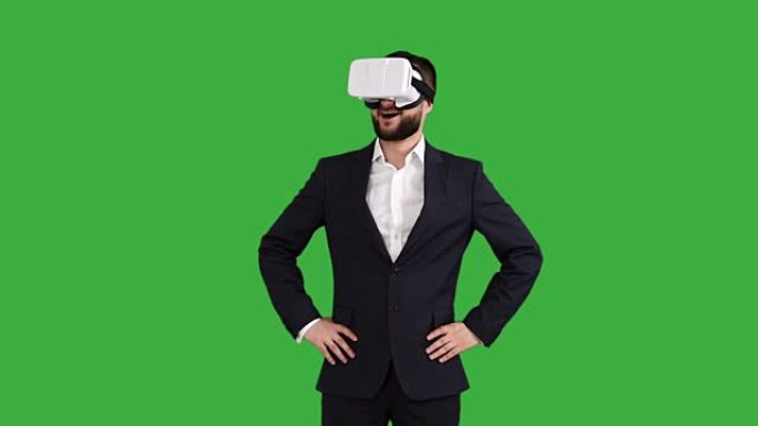 大胡子商人热情地看着绿色背景上的虚拟现实眼镜