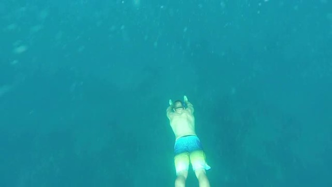 男子浮潜练习游泳深海潜水