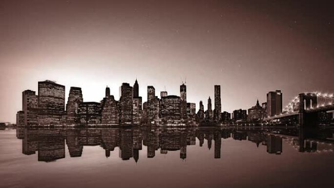 纽约市晚上的布鲁克林大桥和曼哈顿