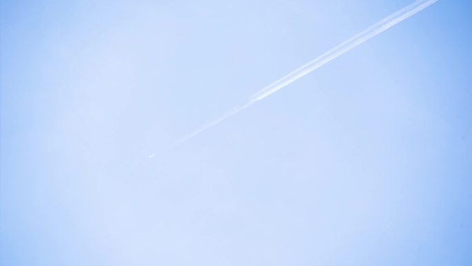 飞机飞过蓝天划出的痕迹