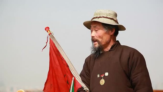 唱一位拿着奖章的中国老人