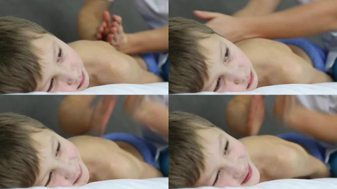 男孩做按摩