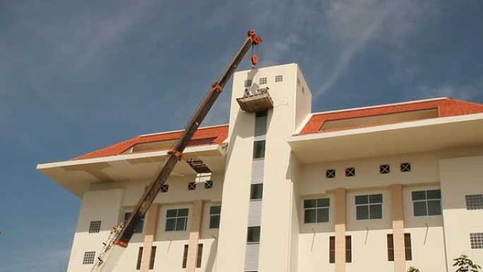 用起重机对建筑物进行喷漆。