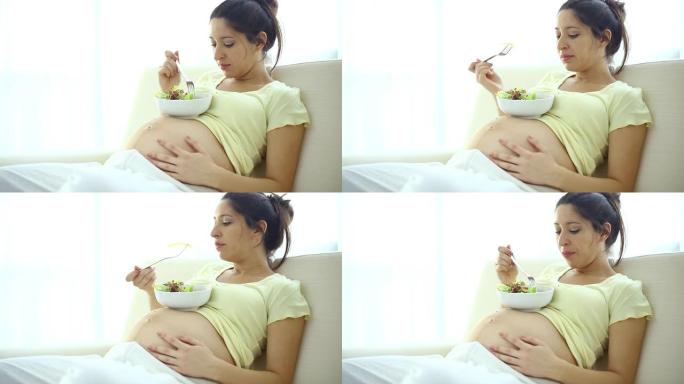 孕妇在吃沙拉。