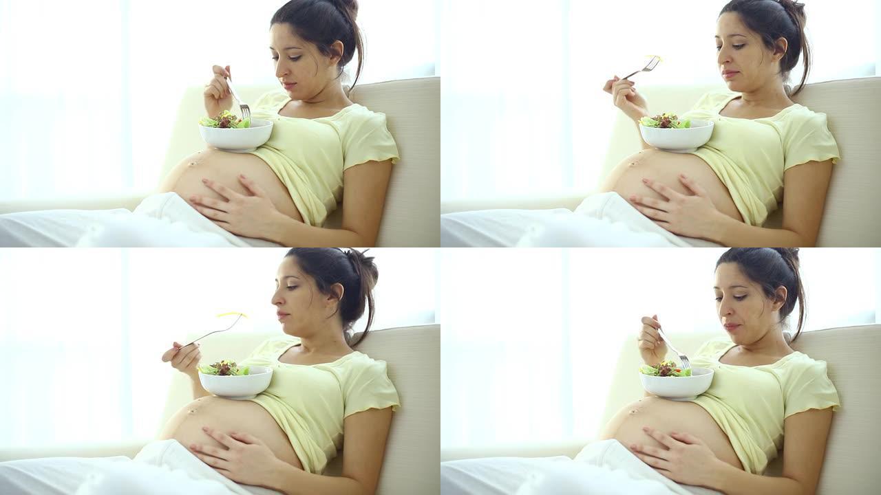 孕妇在吃沙拉。