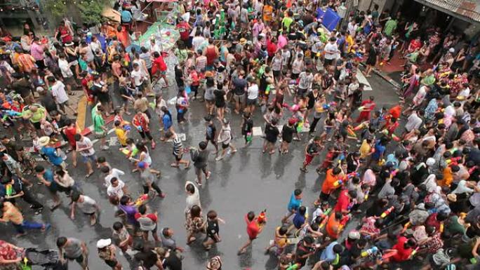 人们在泰国曼谷的泼水节上玩水